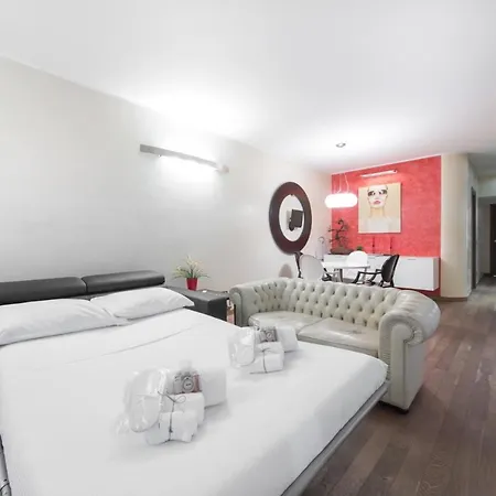 Stylish In Fashion District - Corso Venezia Apartment *